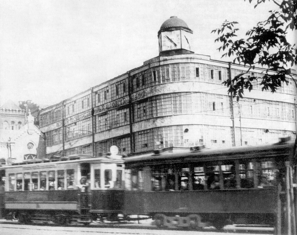 Первый Государственный часовой завод в 1935 году, фотография взята с сайта http://www.oldserdobsk.ru/1000/071/1071012.html