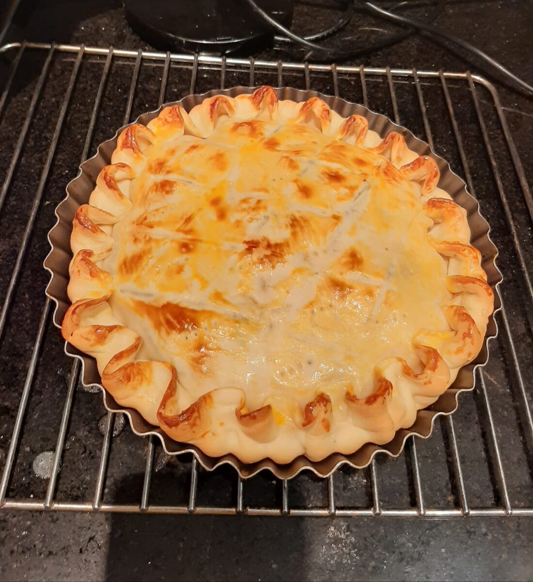 По равде было два пирога . Второй был с мясом и картошкой . Не дошел ход с фотографией  ). Если верить переводчику Coogle  , использовали мясо корейки , это гораздо вкусней, чем тушенка  -  критерии детских воспоминаний  ) .  На испанском , а точнее кастежано ( саstellano - одна из ветвей испанского ) самый лакомый кусочек мяса  - это lomo (ломо). Мясо нежирное , очень  сочное , мягкое и имеет бесподобный вкус . И два слова о здешней картошке - рассыпчатая, ароматная , это как абсолютно новые экзотические продукты для меня . Пироги вышли на славу .  