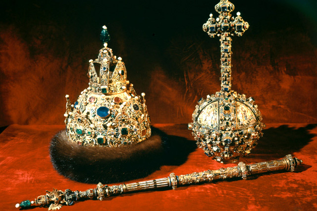 Шапка Мономаха, скипетр и держава ждут... Фото с сайта aif.ru