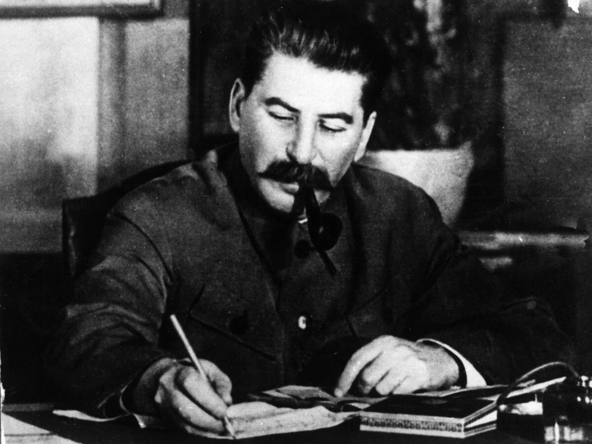 Сталин в своем кабинете в Кремле. Фото Яндекс.Картинки: https://clck.ru/SpkvC