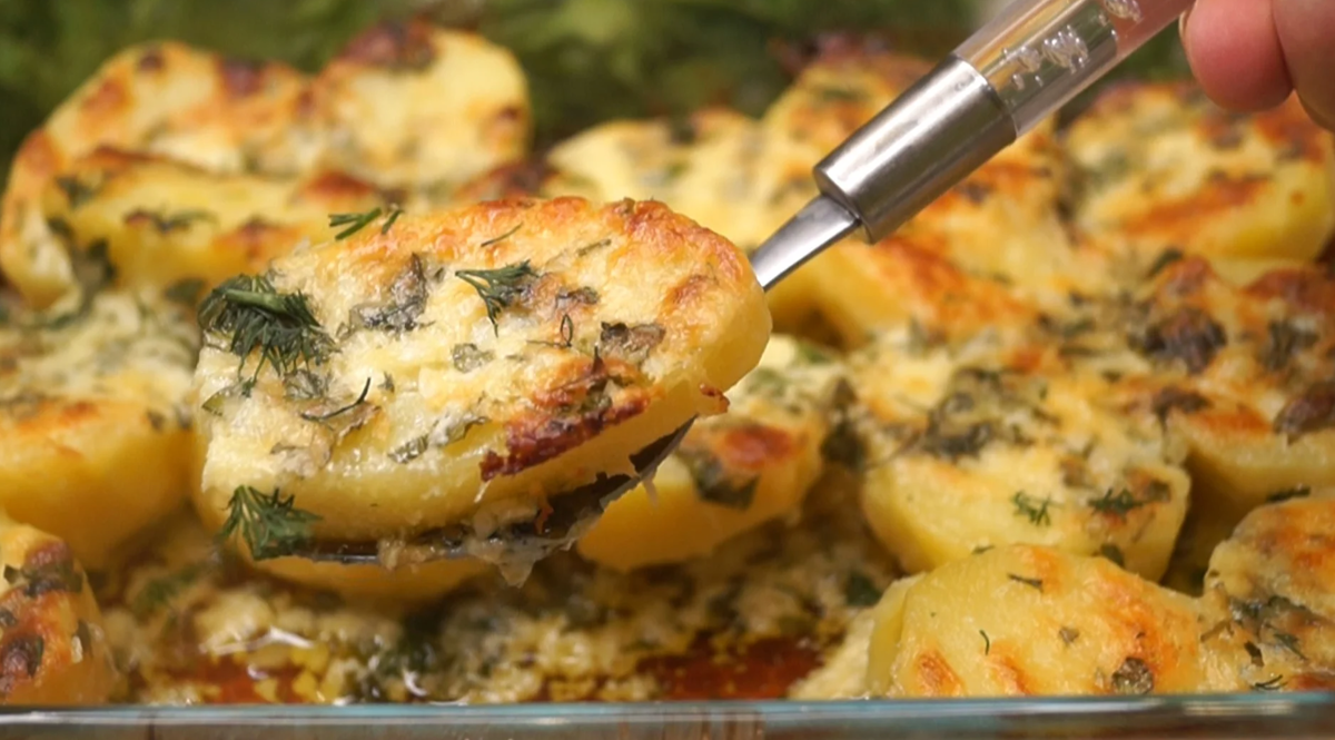 Рецепты блюд из картошки. Вкусный картофель в духовке. Праздничный картофель в духовке. Картошка в духовке вкусно. Картошка с сыром и чесноком в духовке