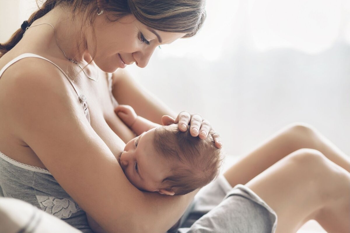 Breast milk mom. Lactation. Мама сцеживает молоко. Молокоотсос для женщин. Фотоконкурс грудное вскармливание.
