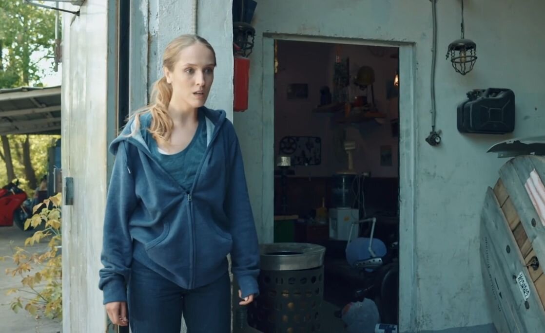 Кадр из кинофильма "Женская версия. Дедушкина внучка", 2018 г., режиссер Валерия Ивановская, сценаристы Анастасия Максимова, Владлен Максимов, композиторы Анатолий Зубков, Егор Зубков. Скриншот кадра