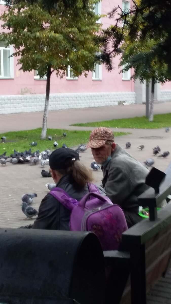 Фото сделанное автором.Случайные люди и голуби