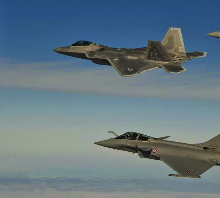 Lockheed/Boeing F-22 Raptor и Dassault Rafale в небе над ОАЭ. Фото AP