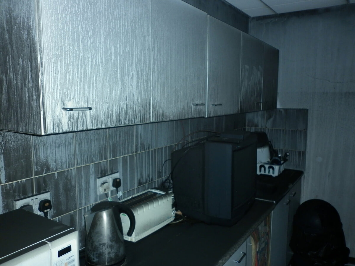 Если мебель не повреждена огнём и высокой температурой, то её можно будет отмыть. Некоторая деликатная мебель и техника может не отмыться до первозданного состояния. Не всегда отмывается белый пластик.