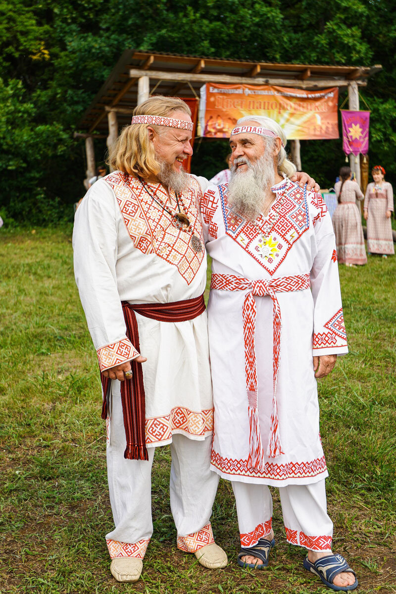 дорого, богато, умильно...и абсолютно бессмыслено. Ни правильного кроя, ни правильной вышивки и кончено же полу синтетическое ХБ...Понять своим мозгом что такой белый цвет можно получить только промышленным белением и только из хлопка, и что у славян ни первого ни второго не было им видимо Боги не велят. И опять дурацкая тесемка на голове. фотография из открытых источников