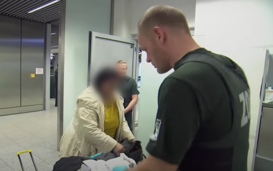 Так досматривает таможня в Дюссельдорфе