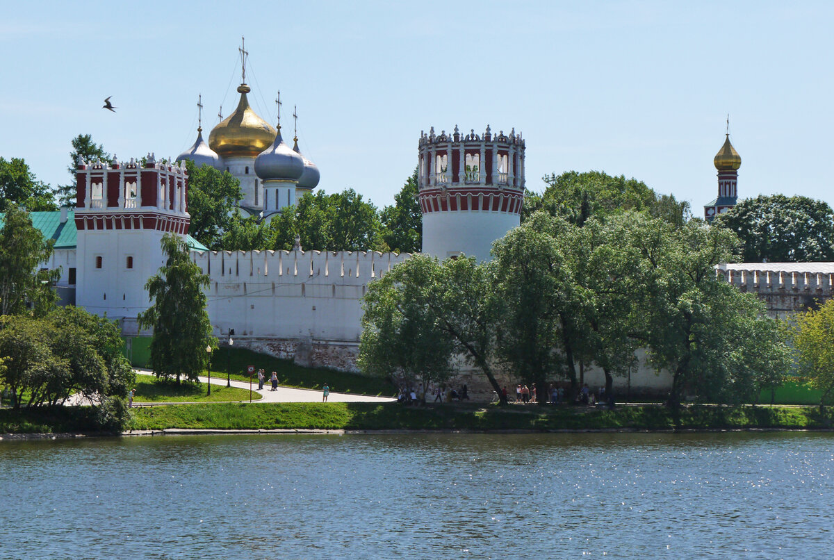 Новодевичий монастырь метро спортивная. Новодевичий монастырь метро. Девичье поле в Москве до Новодевичьего монастыря. На территории Новодевичьем монастыре Родник на реке Излучина Москвы. Маршрут от МИДА до Новодевичьего монастыря.