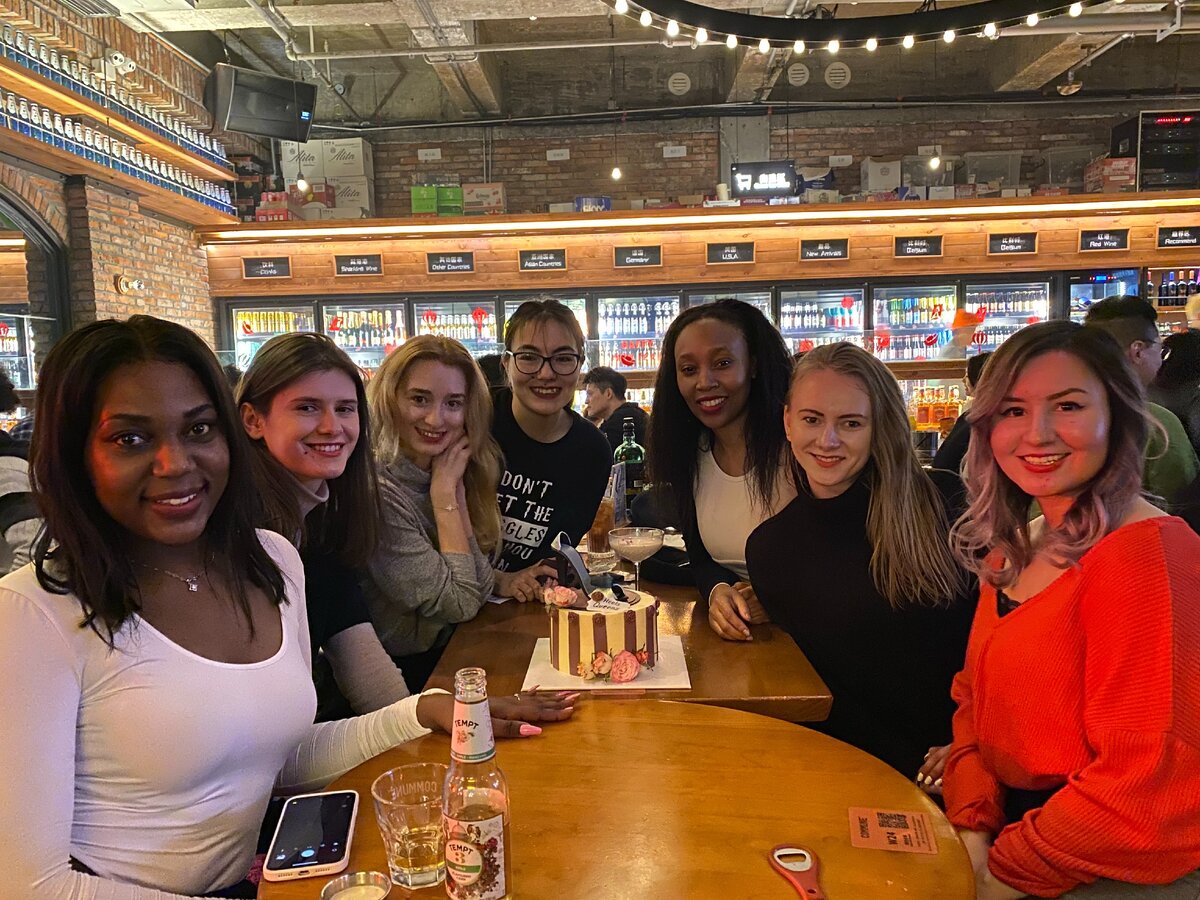 Иностранцы в Китае обычно держатся вместе. Здесь мы все из разных стран