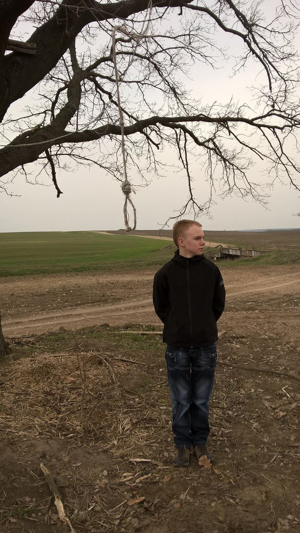 Это не то, о чём вы подумали. Это такая самодельная качеля, хватаешься руками и летишь с ветерком. Ух!