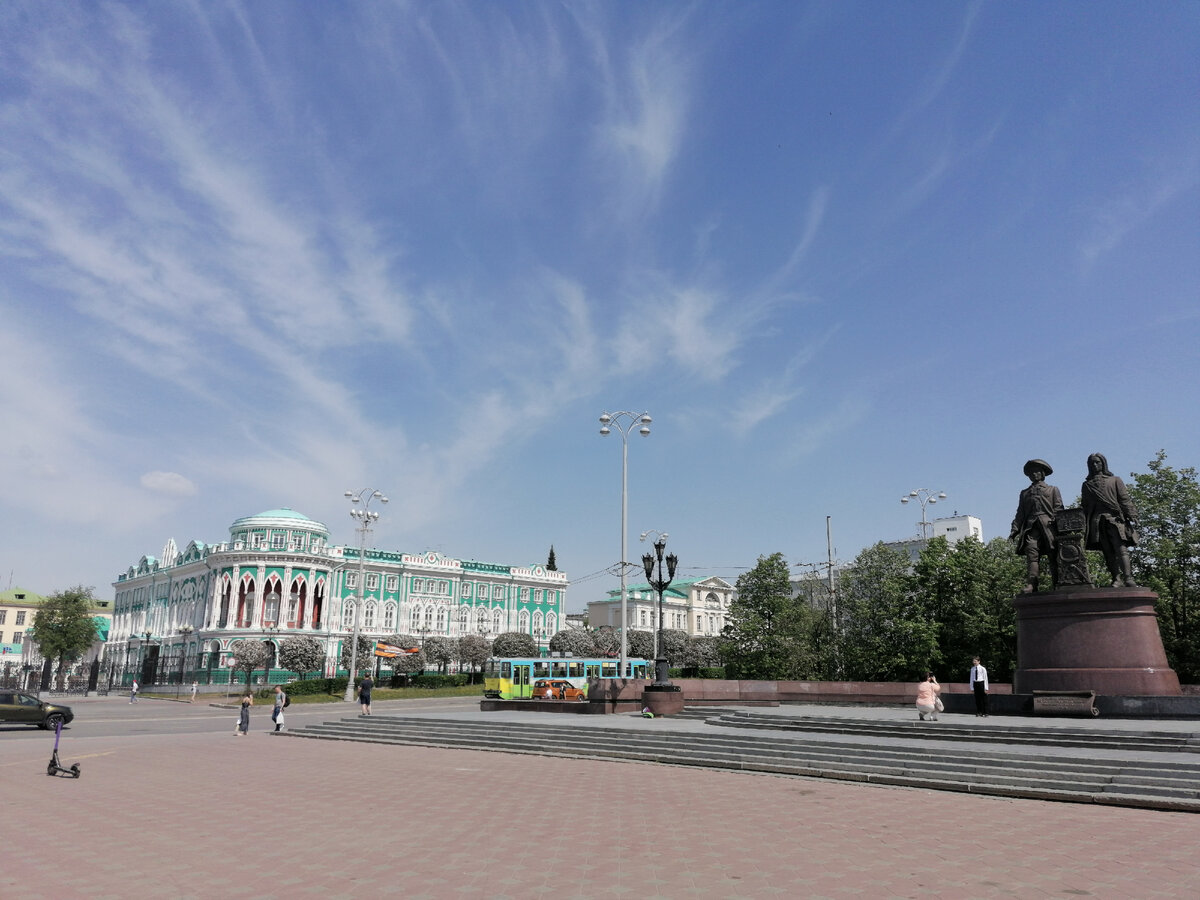 Дом Н.И. Севастьянова и памятник В.Н. Татищеву и В.И. де Геннину