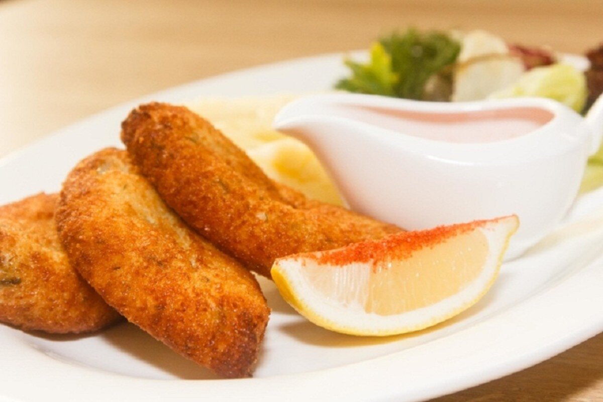 щука в сухарях. рыбное филе минтая в панировке. рыбные палочки в духовке. щука в сухарях. филе рыбы жареное в сухарях.
