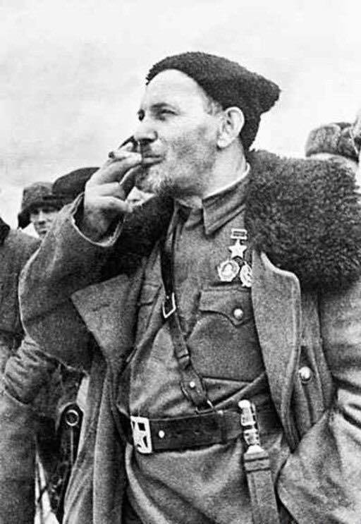 Участник Брусиловского прорыва, георгиевский кавалер, большевик с 1919 года, дважды Герой Советского Союза, самый известный  партизан  Советского Союза Сидор Артемьевич Ковпак