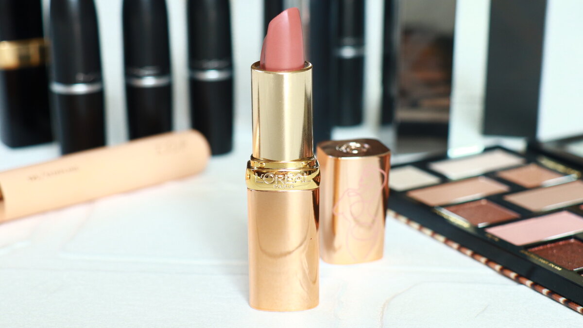 Помада слегка теплого оттенка