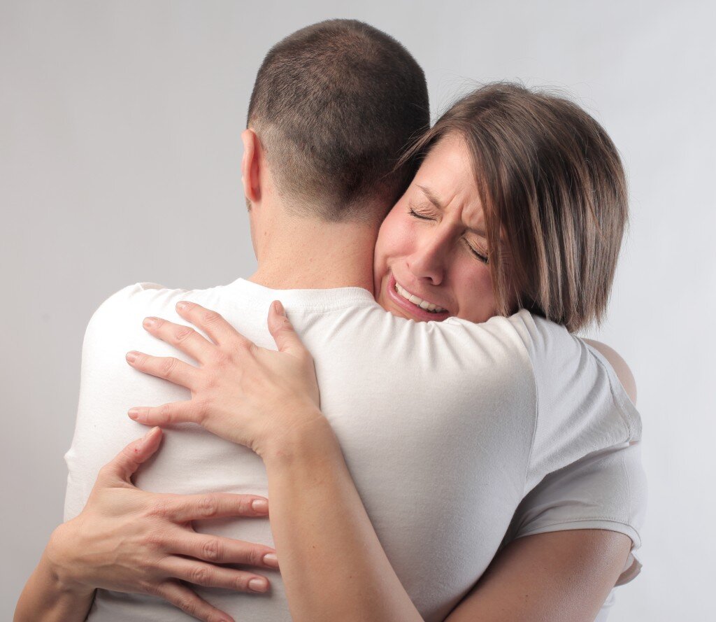 Hugging face ai. Мужчина обнимает женщину. Человек обнимает человека. Женщина обнимает мужа. Человек обнимает другого.