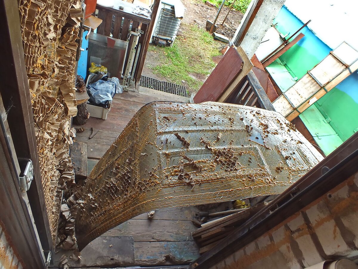 Дверь сделана из фольги и бумаги