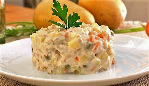 Обыкновенная подача ensaladilla rusa в Испании. Фото из интернета.