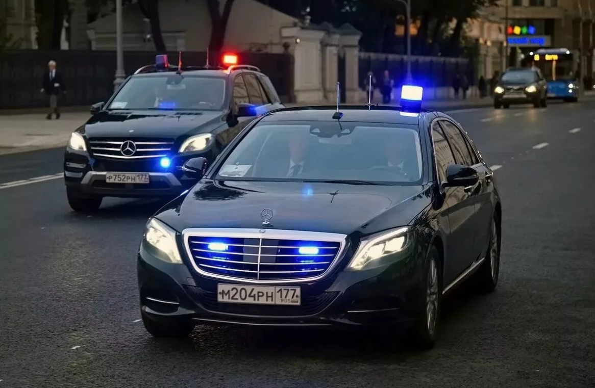 На мерседесе по Москве