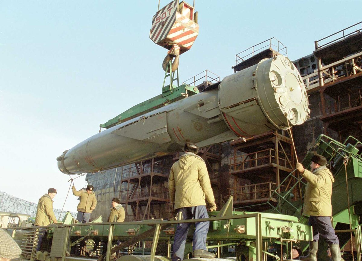 Погрузка ракеты на лодку. Источник https://testpilot.ru/russia/chelomei/p/700/img/granit_kursk.jpg