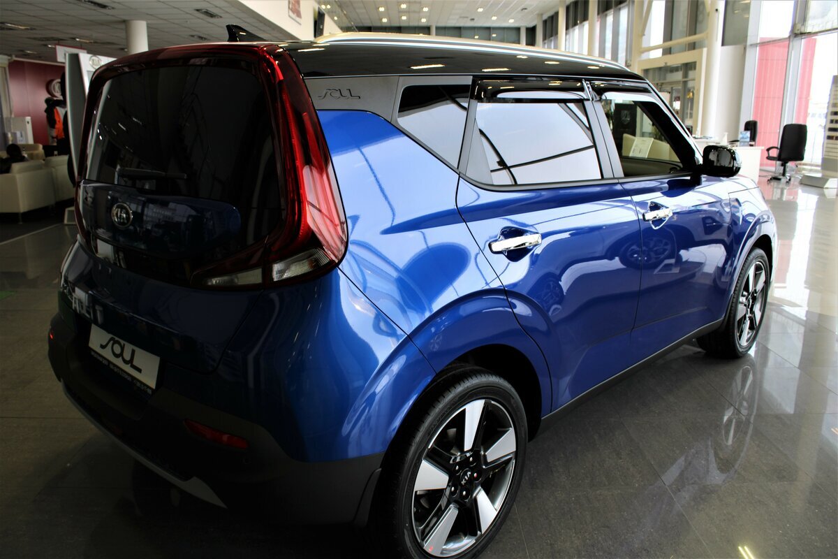 Вместо крышки багажника название модели написали на задней стойке кузова (иллюстрация с сайта auto.ru)