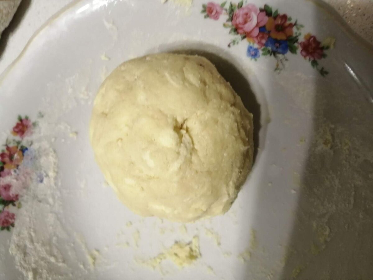 Смешать 50 г масла, 50 г сахара, 1 яйцо, 150 г муки. Скатать в шар и убрать на 10 мин в холод