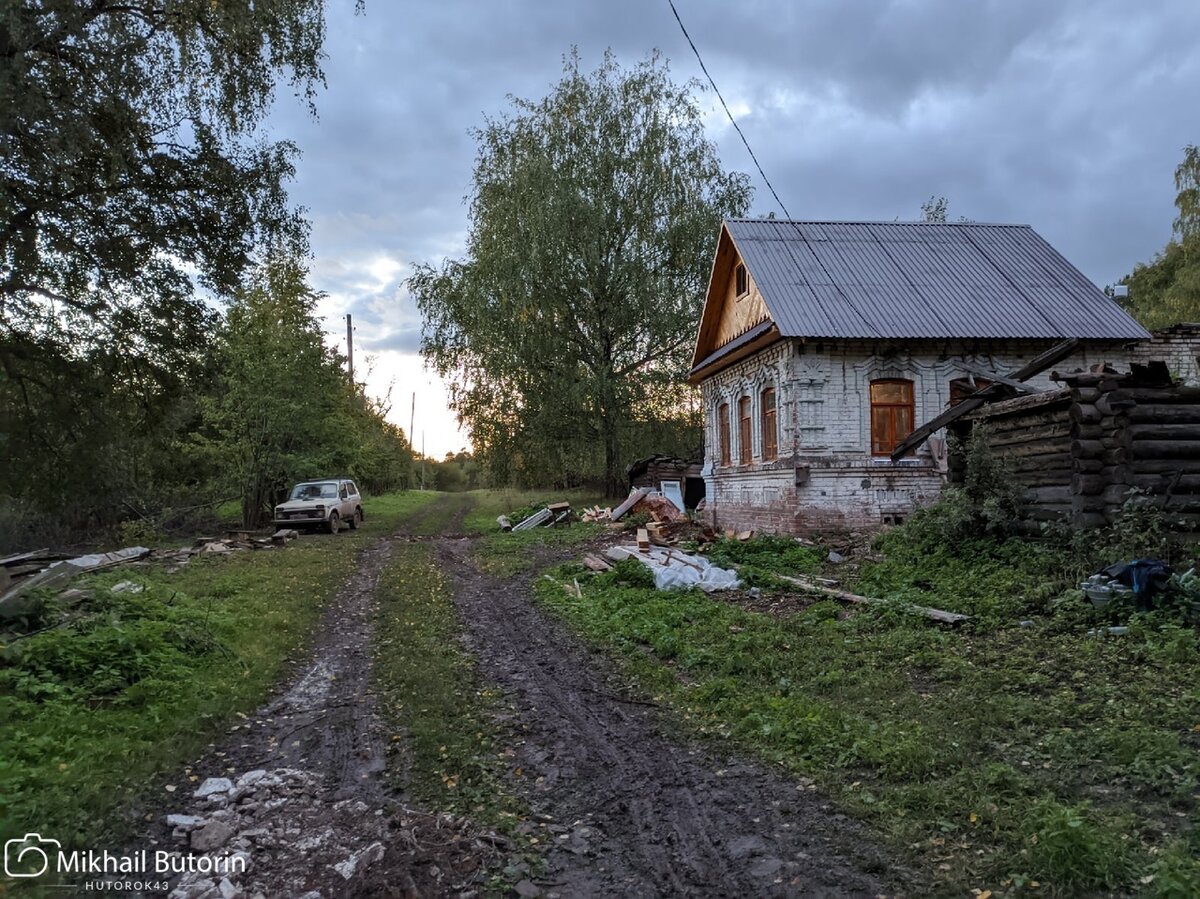 Около дома прадеда исчезла ветхая постройка. За день «раскидал» старую баню  | Вятский Хутор | Дзен