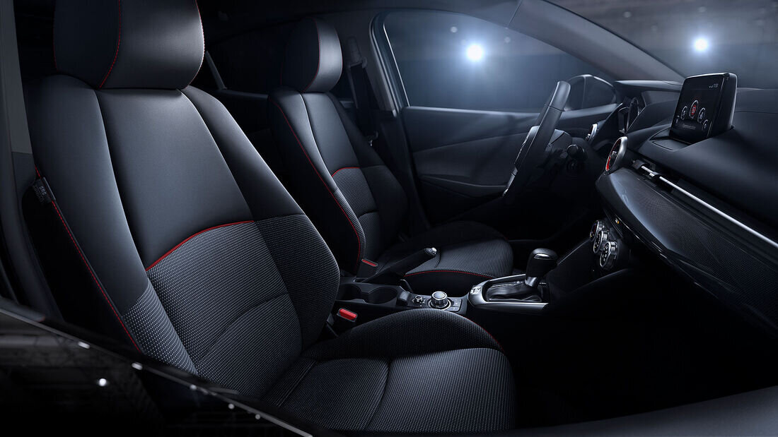 ...красную прострочку обивки сидений.