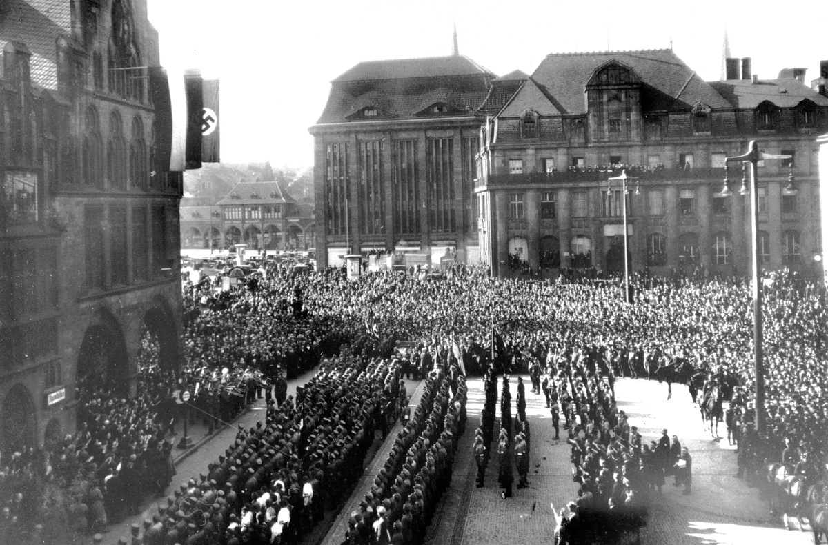 Непосредственно перед выборами в марте 1933 года нацисты вывесили на исторической дортмундской ратуше на 'Alten Markt' нацистские флаги, сопровождая это отчётливыми угрозами перед 5.000 собравшимися
