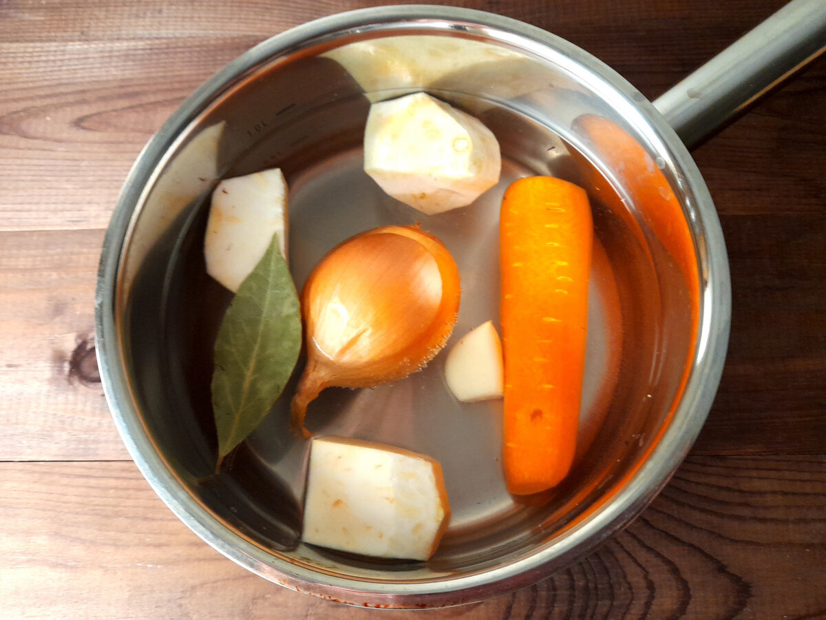 Лук, морковь, сельдерей, чеснок, лавровый лист, соль, перец