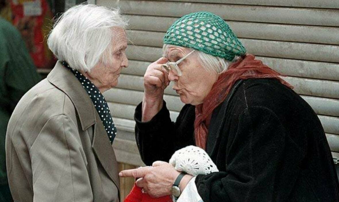 Старики спорят. Пенсионеры. Бабушка ругается. Старухи Сплетницы. Бабки спорят.
