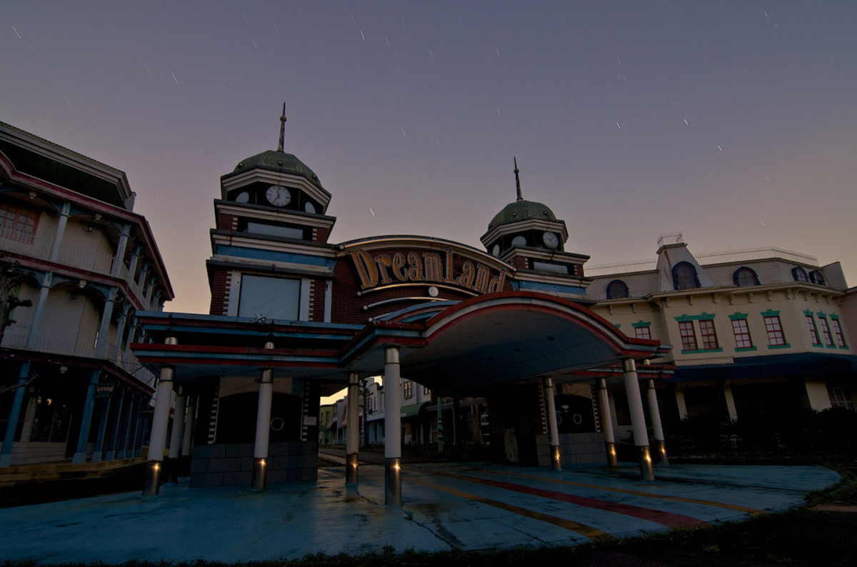 Ворота в парк призрак - Nara DreamLand. Источник: http://funnymom.ru/7-neveroyatno-krasivyh-zabroshennyh-mest-v-mire/