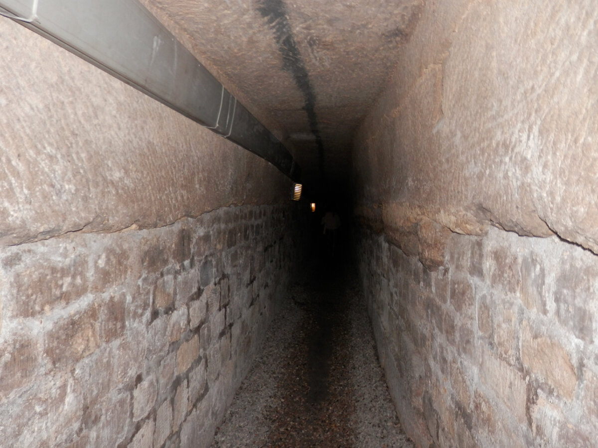 На фото спуск в парижские катакомбы