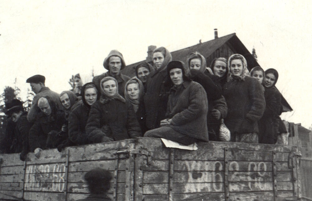 Студенты -физики Удмуртского политехнического института едут на картошку. 1952. 