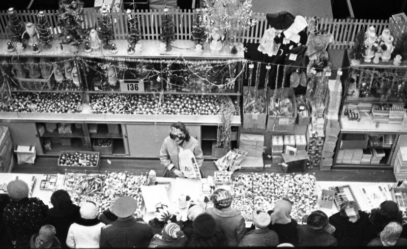 Универмаг «Детский мир», 1970-е годы. Автор фото - Ю. Садовников. Источник фото: russiainphoto.ru 