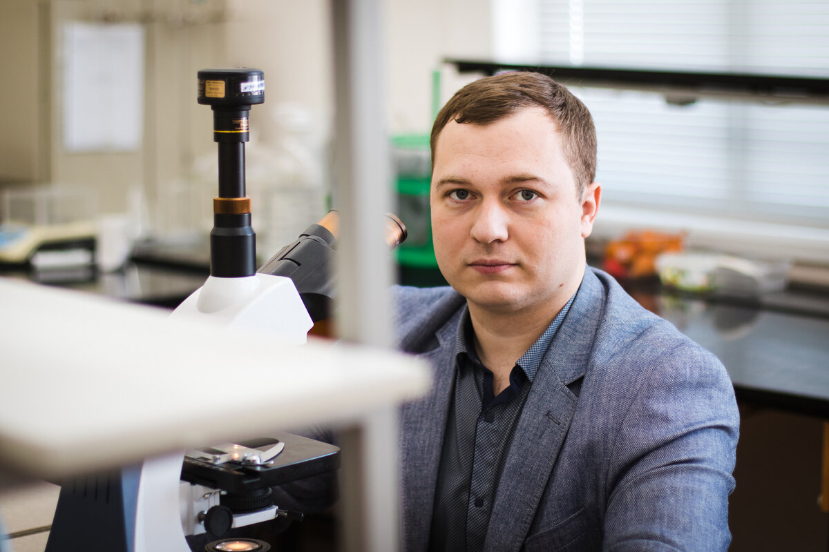 Евгений Курдюков в лаборатории