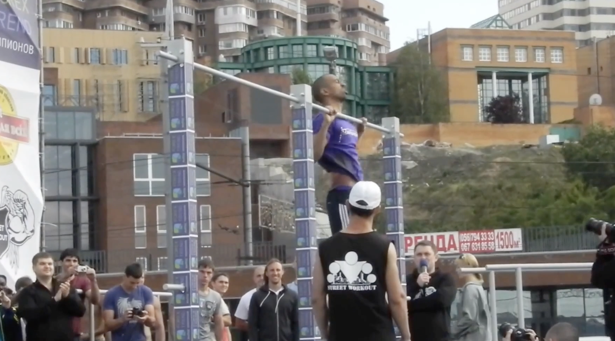 Зеф выполняет подтягивания 