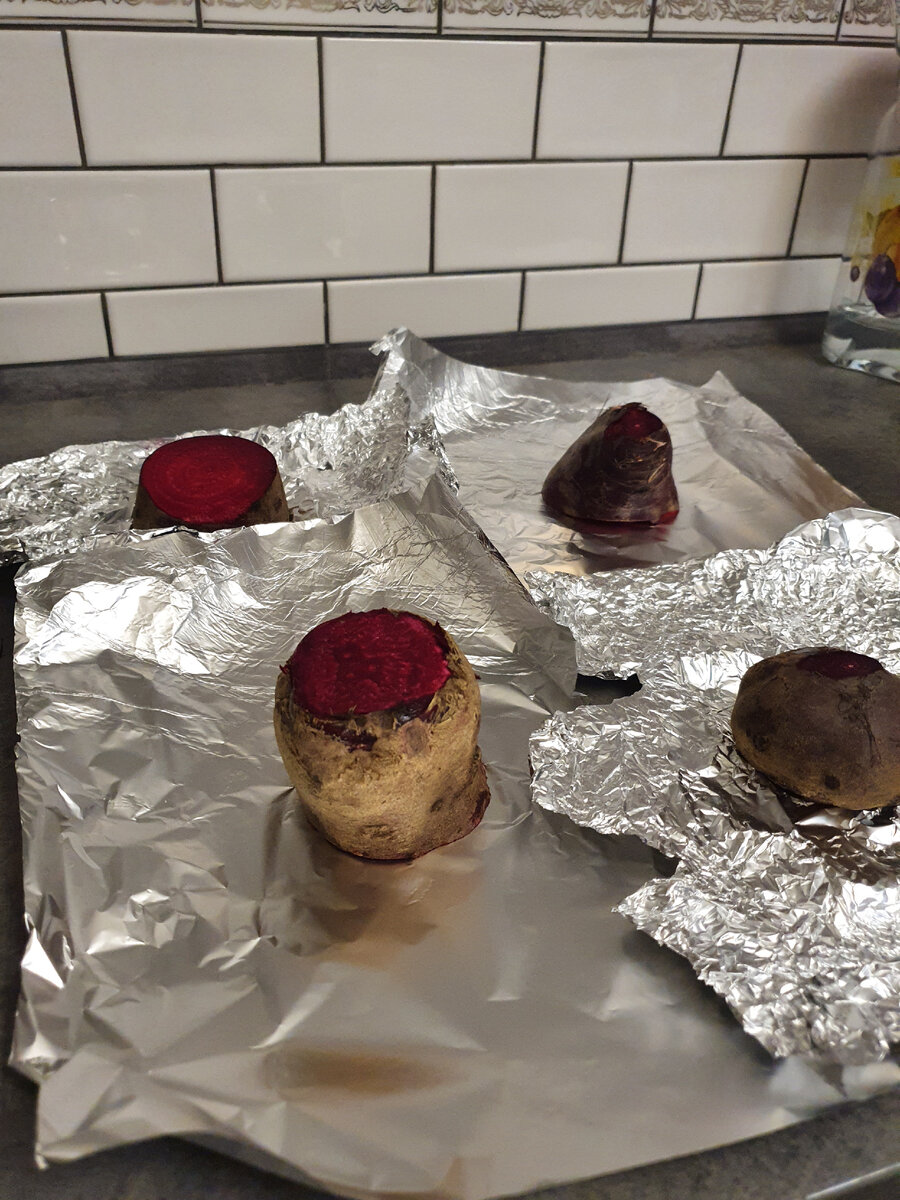 Крупную свёклу разрезаем на несколько частей