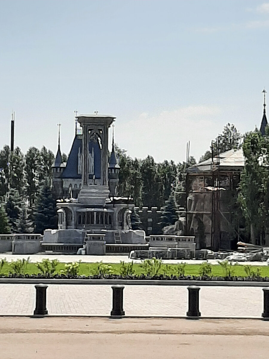 Замок постоянно достраивается