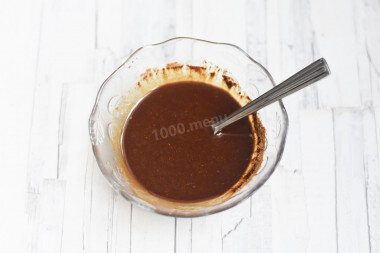 ШАГ 2:
Сливочное масло растопите и охладите до комнатной температуры. Смешайте растопленное масло, коричневый сахар и корицу. Смесь должна получиться густая, но текучая. Также можете не растапливать масло, а разморозить его до мягкости при комнатной температуре и также соединить с корицей и сахаром.