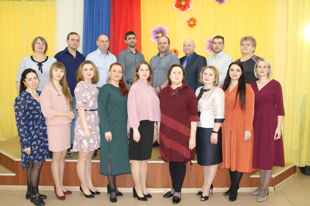 На фото – Специалисты районного Дома культуры, творческий коллектив (верхний ряд слева направо): Надежда Калинкина, Игорь Постушенко, Дмитий Вялов, Игорь Гамаюнов, Иван Набоков, Александр Ковбаса, Дмитрий Варламов, Ирина Волкова; (нижний ряд) Наталья Игольникова, Ольга Синдеева, Юлия Еремеева, Александра Малахова, Инна Лукьянова, Ольга Маношкина, Валентина Гамаюнова, Ольга Елкова, Любовь Некрасова.