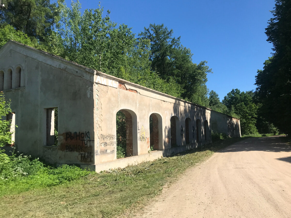 Сохранность Усадебный архитектурно-парковый корпус конца XIX — начала XX веков сохранился до наших дней. Дворец, оба флигеля, 5 служебных и хозяйственных зданий находятся в удовлетворительном состоянии (два из них — «Дом черкесов» и «Корпус на подклете»). От регулярного парка сохранились отдельные участки аллей и куртины, основными породами которых являются дубы, лиственницы, сосны, липа. Пейзажный парк сильно зарос подлеском. Система прудов и проток обмелела и заросла.