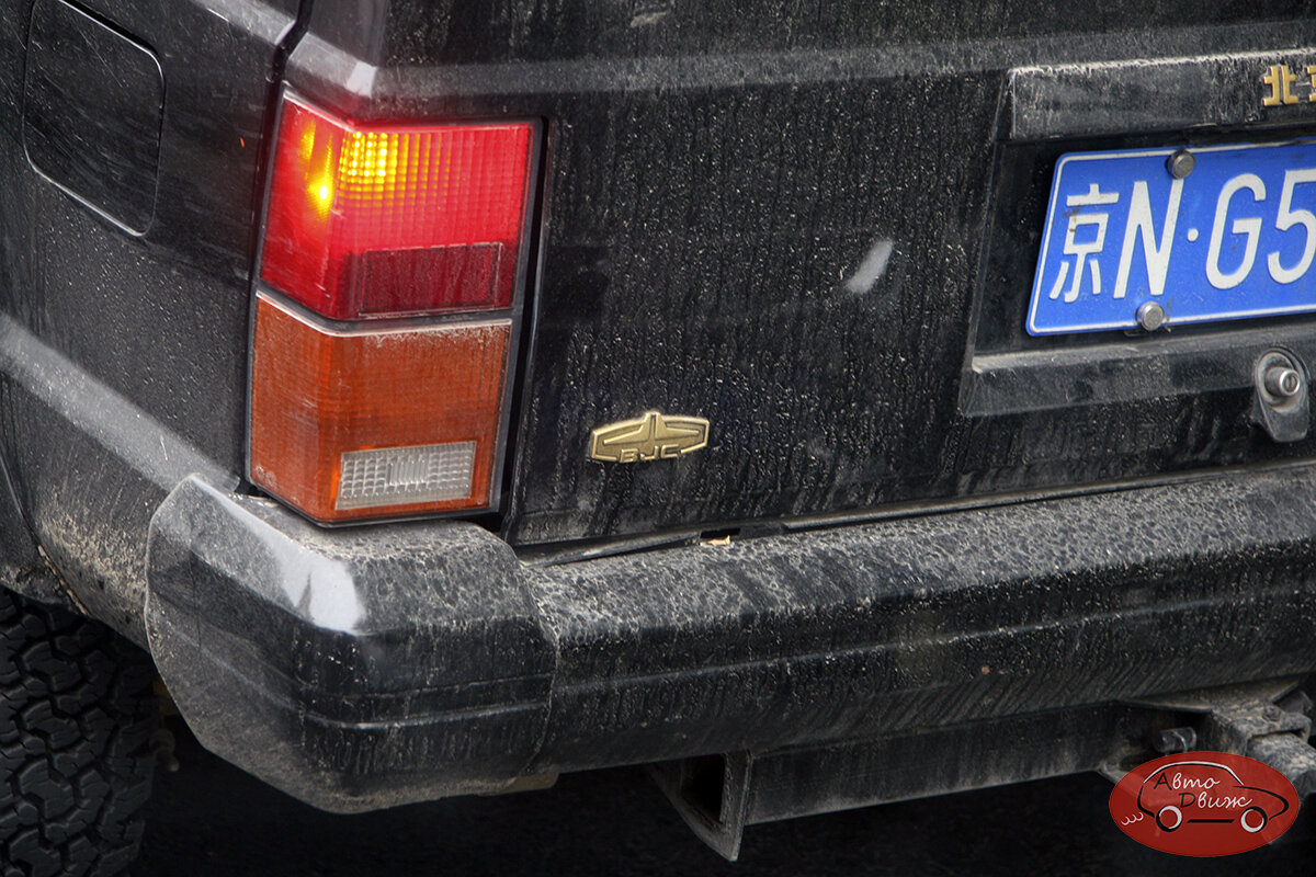 Логотип Beijing Jeep Corporation крупным планом 