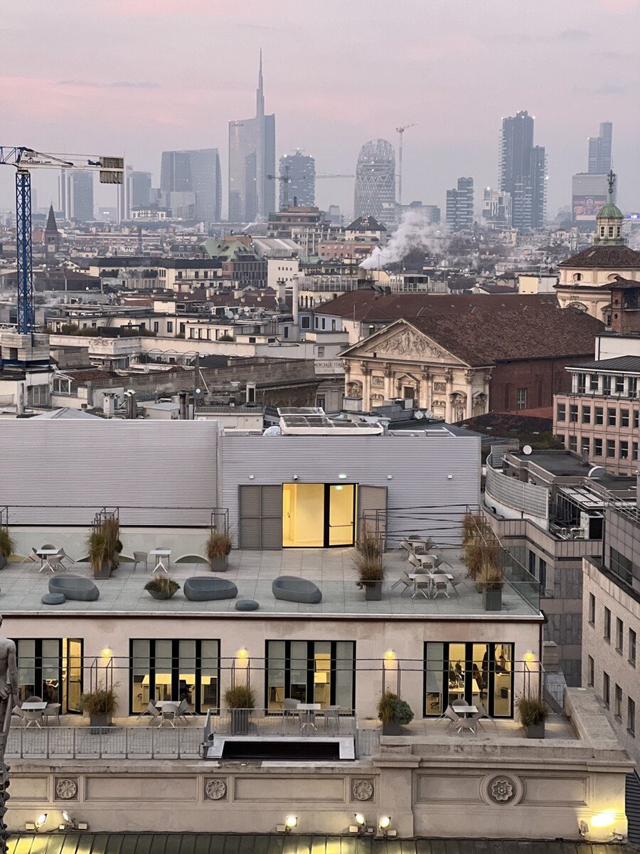 Фото Милана. Всегда воспринимала Италию как страну со старинной архитектурой, но столица является современной