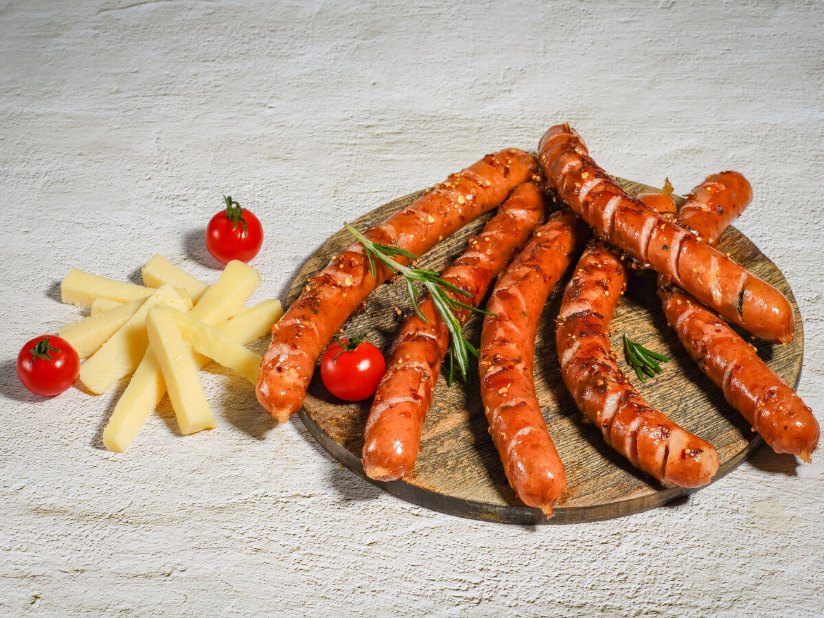 Аппетитные поджаренные колбаски для гриля