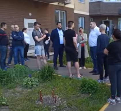 Момент противостояния во дворе оспариваемого дома. Источник: YouTube / ЖК "Экоград на Микояна"