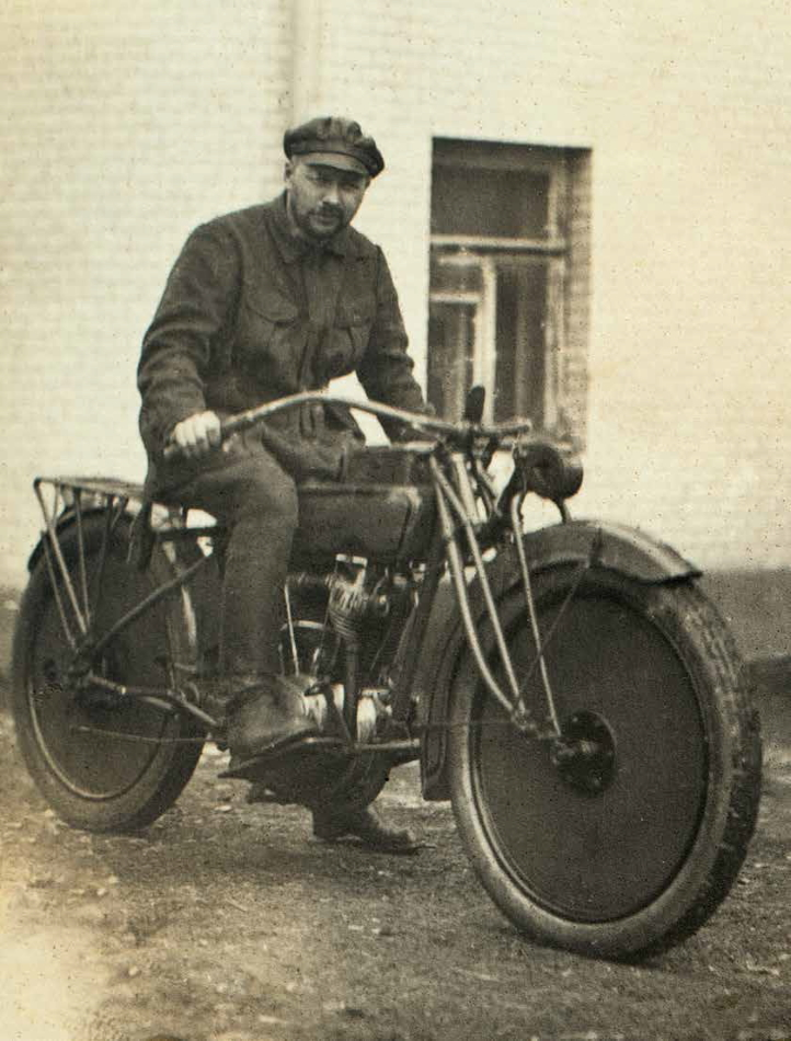 Леонид Курчевский за рулем мотоцикла (в начале 1920-х гг)