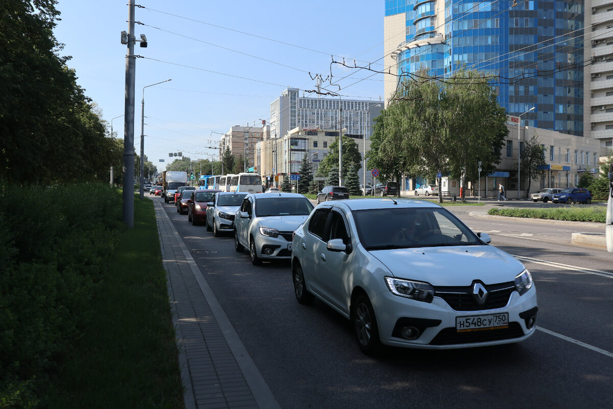 Самая известная выделенная полоса для наземного транспорта в России. Так ли хороша улица Щорса в Белгороде?