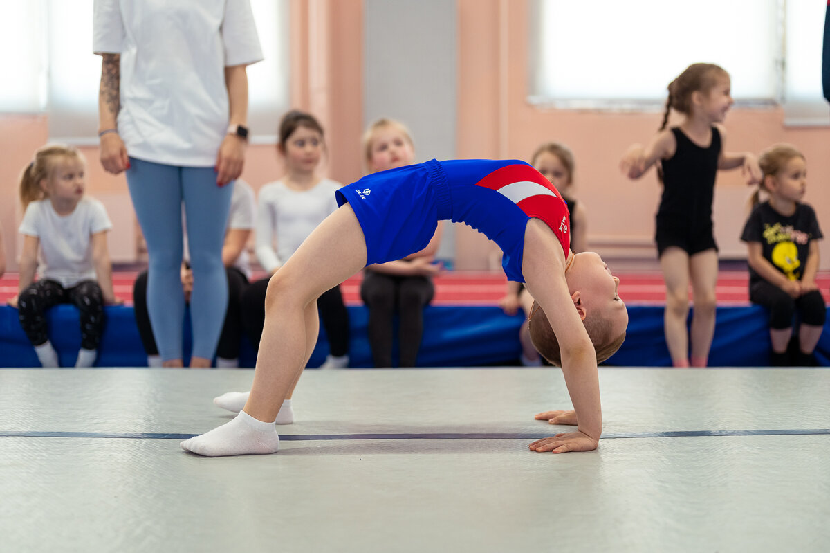 Детская спортивная гимнастика. Детская спортивная гимнастика. Растяжка школьная физкультура. Гимнастика в школе. Спортивная гимнастика для мальчиков.