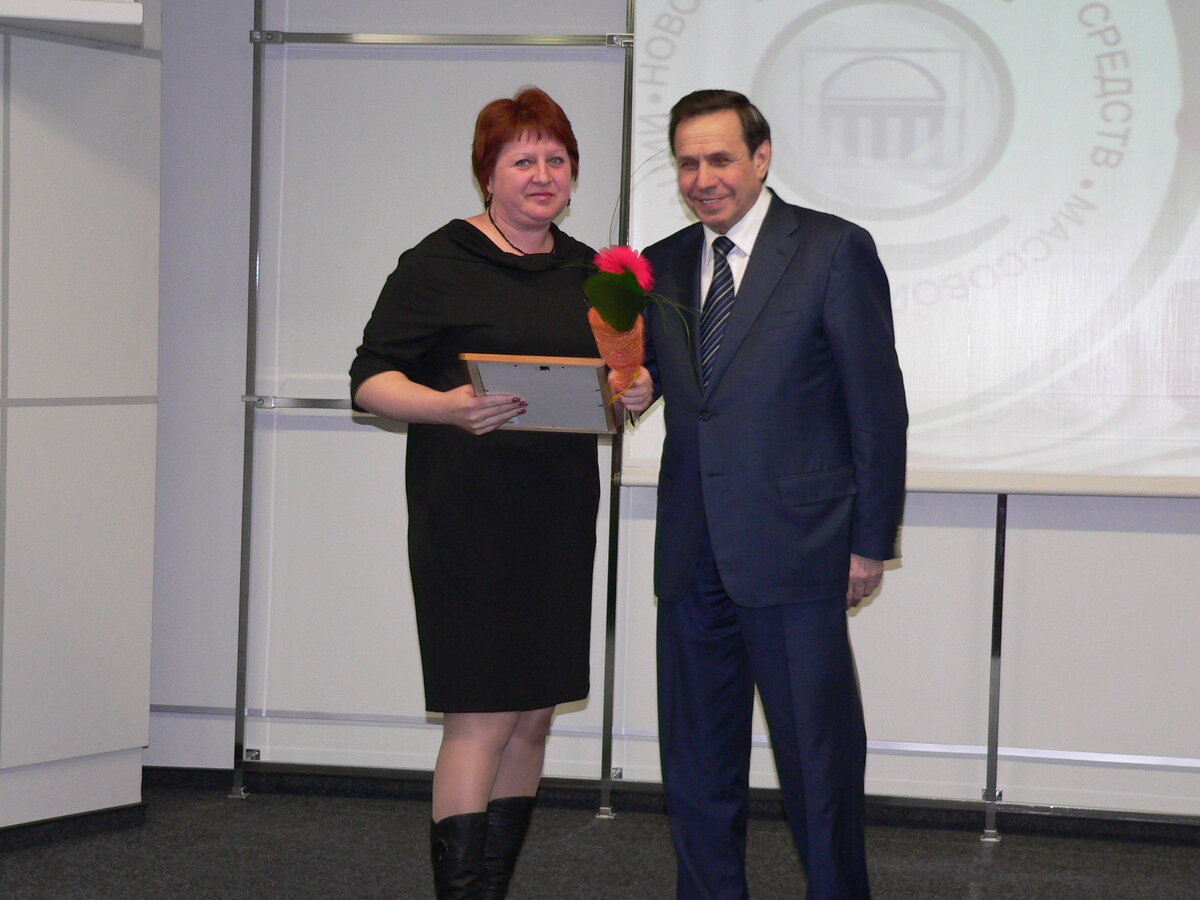 Кстати, о признании. 13 лет назад: мэр Новосибирска вручает мне Диплом и премию за победу в городском конкурсе «Новосибирск глазами СМИ». На конкурс отправляла серию статей посерьезнее, чем про секс-шоп. Но тоже хорошие.